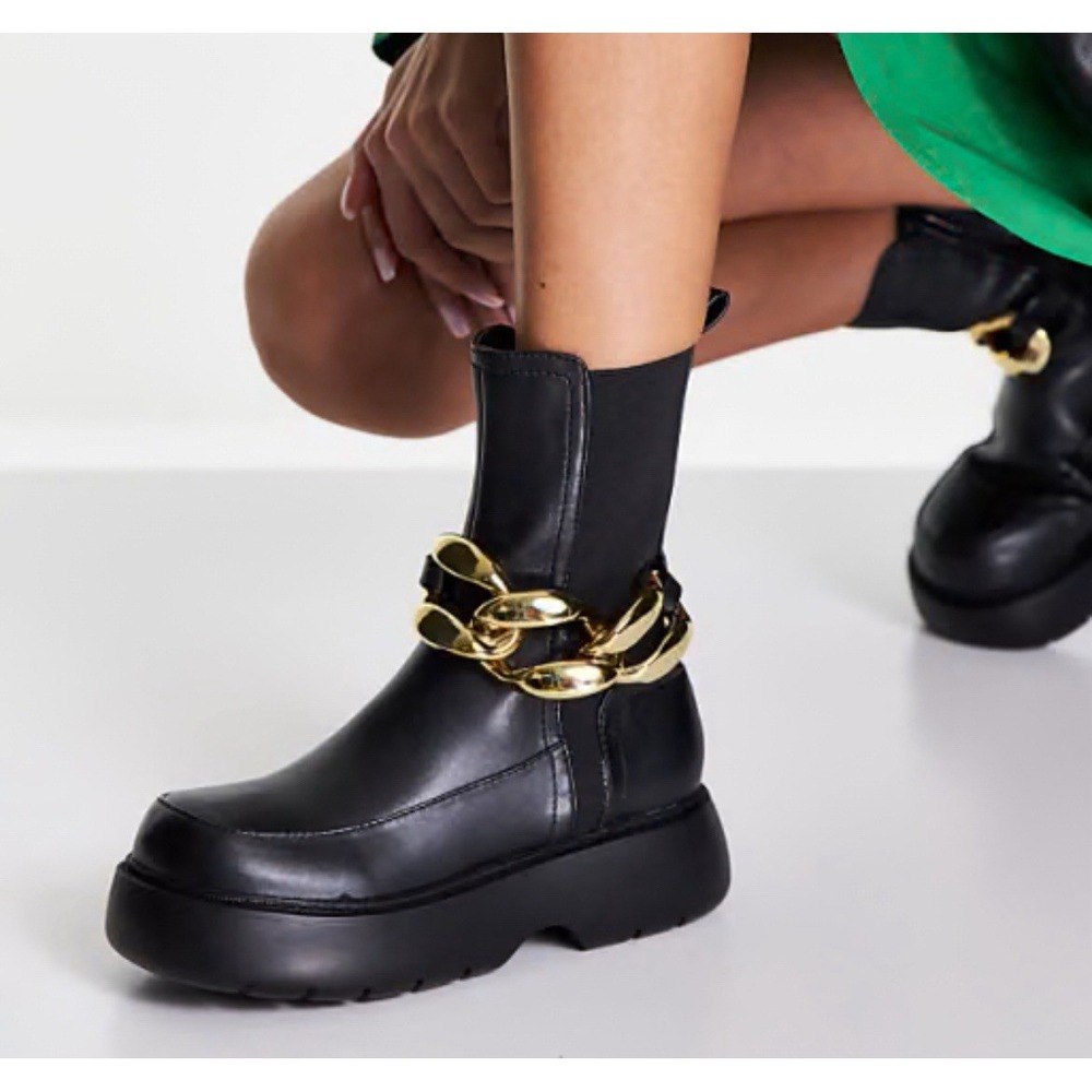 ASOS DESIGN Chelsea Boots Women's Size‎ 9 Black Faux Leather Gold Chain